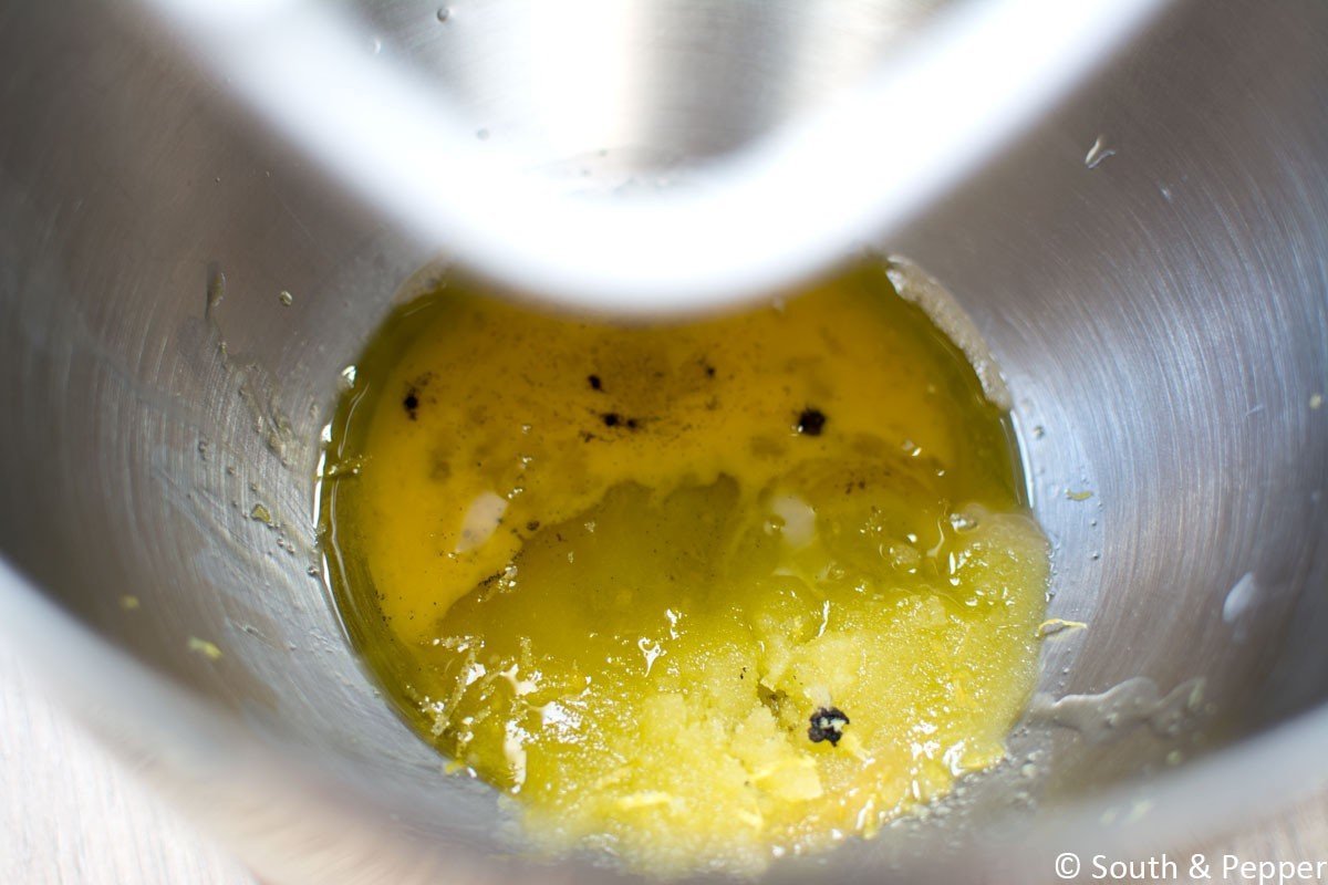 Olijfolie suiker en vanille in een kom