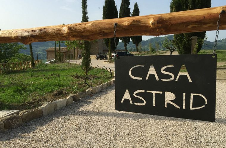 Voor het landhuis met een bordje met de naam Casa Astrid op.