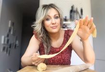 Vrouw met pasta in haar handen