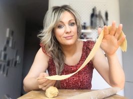 Vrouw met pasta in haar handen