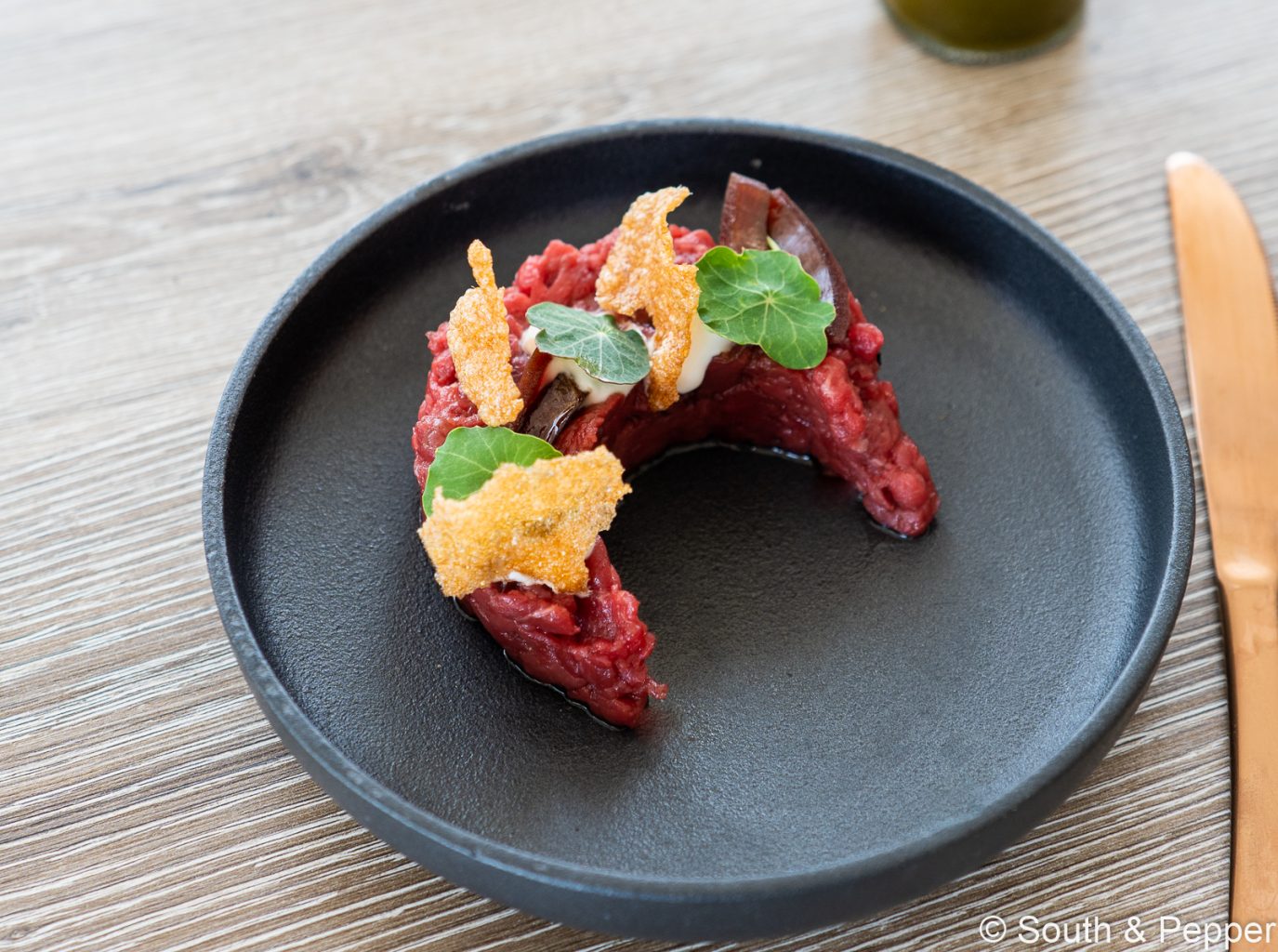 Tartaar van Breda's rund met rode ui en krokantjes van boerenyoghurt