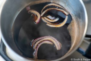 Uien die gemarineerd worden in een kookpot